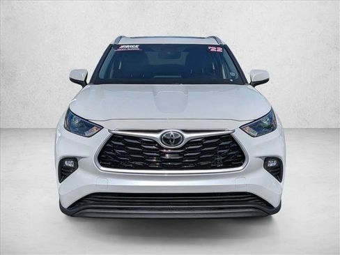Used 2022 Toyota Highlander XLE FWD image 2