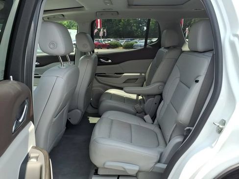 Used 2023 GMC Acadia SLT w/ Preferred Package FWD image 6
