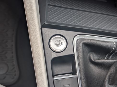 Used 2025 Volkswagen Jetta SE w/ Sunroof Package FWD image 32
