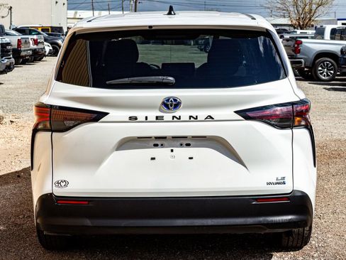 Used 2024 Toyota Sienna LE image 4