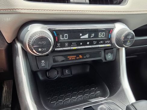 Used 2021 Toyota RAV4 XLE w/ Convenience Package FWD image 29