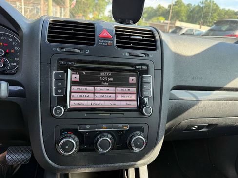 Used 2010 Volkswagen Jetta SE FWD image 19