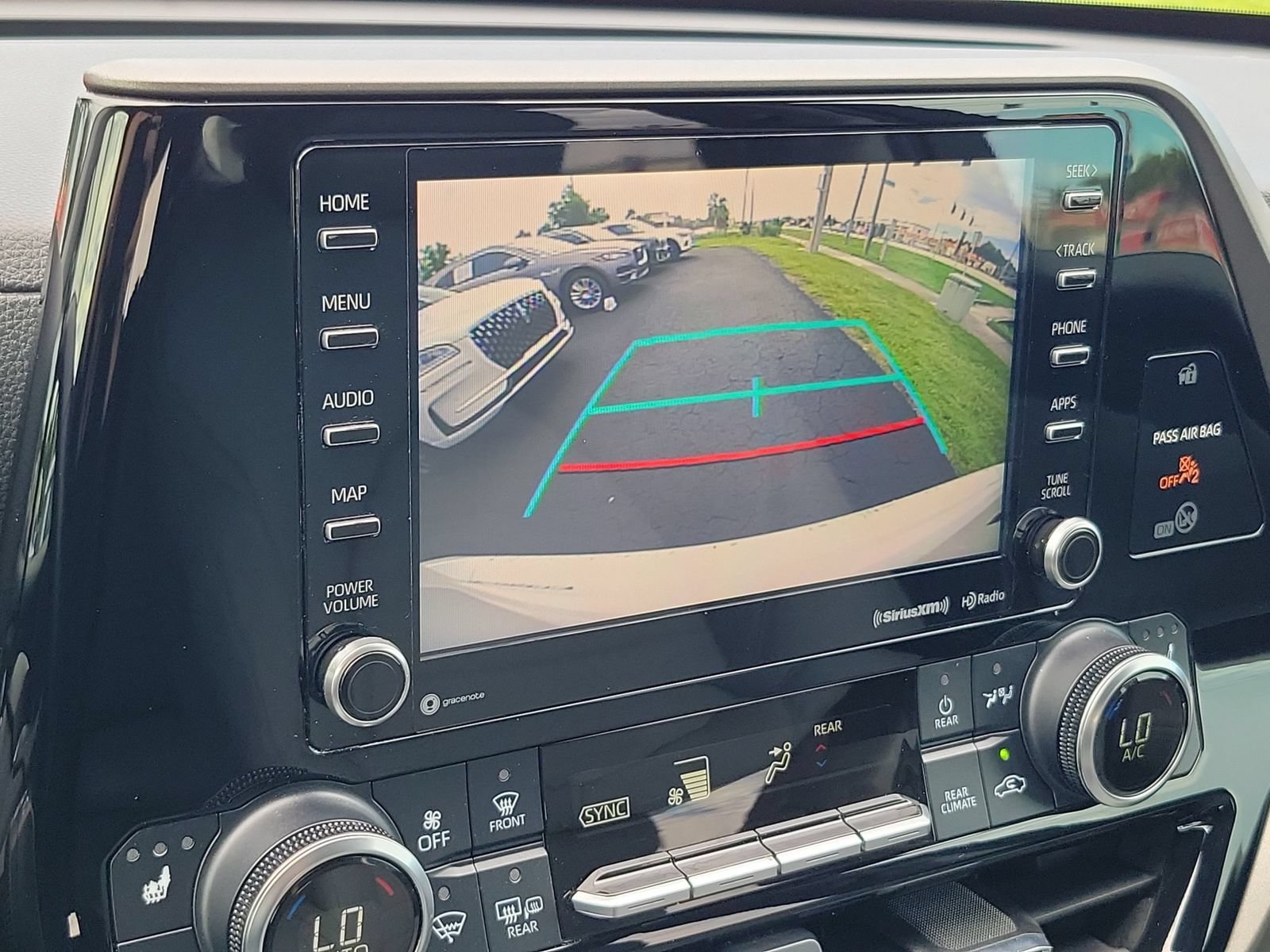 Used 2020 Toyota Highlander XLE AWD/4WD image 30