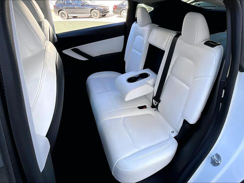 Used 2021 Tesla Model Y Long Range image 19