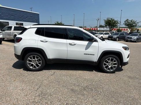 Used 2022 Jeep Compass Latitude w/ Sun and Sound Group AWD/4WD image 6