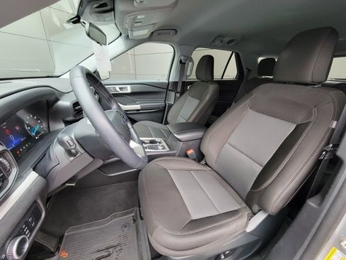 Used 2023 Ford Explorer XLT image 19