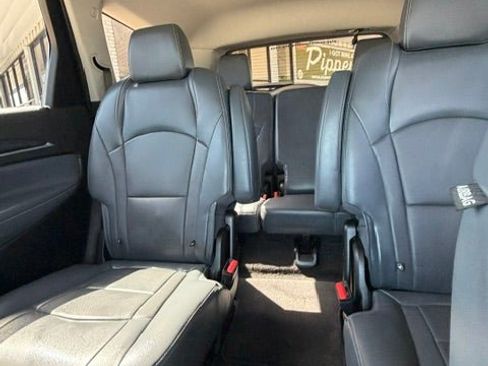 Used 2019 Buick Enclave Essence FWD image 17