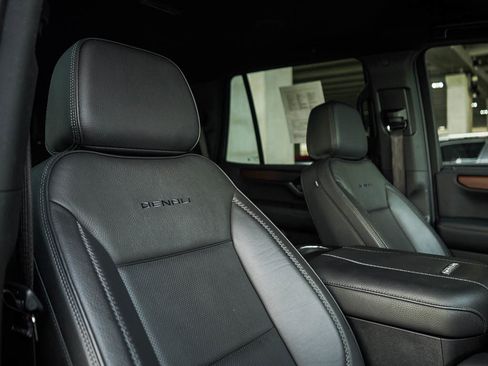 Used 2025 GMC Yukon Denali AWD/4WD image 13