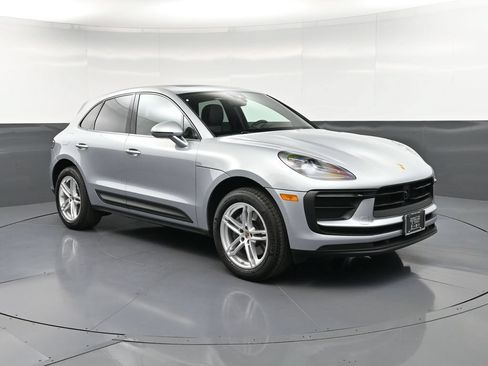 Certified 2025 Porsche Macan AWD/4WD image 10