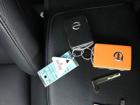 Used 2023 Volvo V60 B5 Cross Country Plus w/ Climate Package image 23