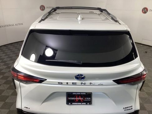 Used 2021 Toyota Sienna Limited image 6