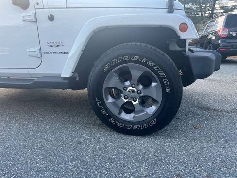 Used 2018 Jeep Wrangler Sahara w/ Connectivity Group AWD/4WD image 32