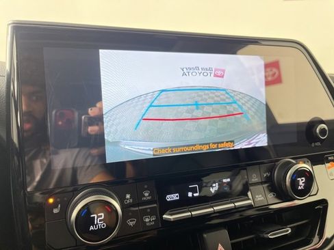 Used 2025 Toyota Highlander XLE image 12