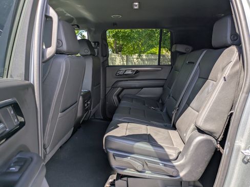 Used 2025 Chevrolet Suburban Z71 AWD/4WD image 29
