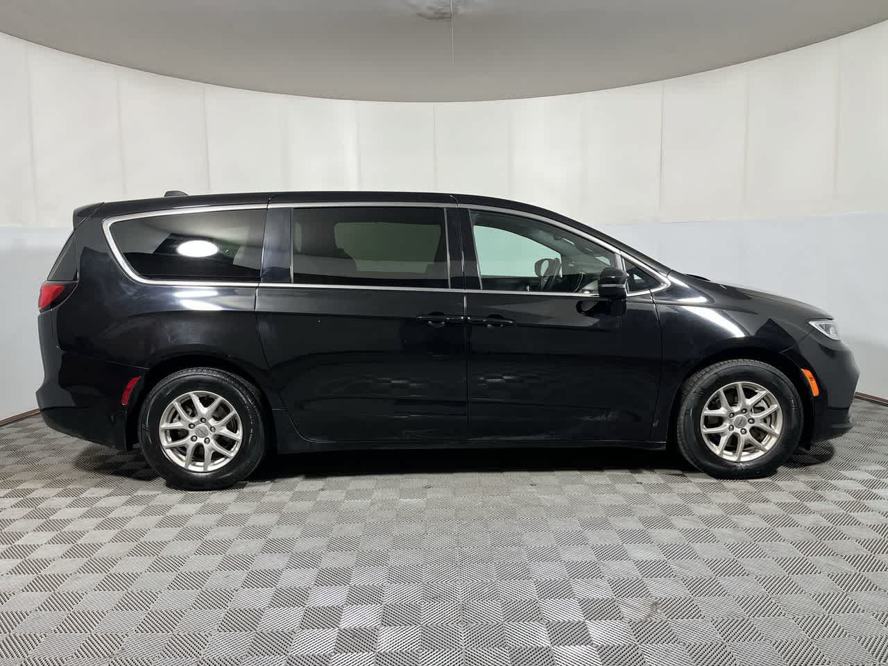 Used 2025 Chrysler Pacifica Select FWD image 9