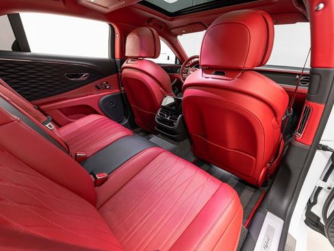 Used 2022 Bentley Flying Spur Plug-In Hybrid image 32