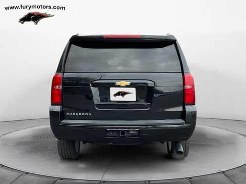 Used 2018 Chevrolet Suburban LT image 4