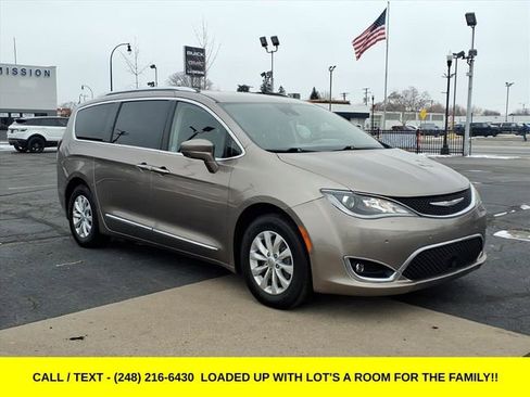 Used 2018 Chrysler Pacifica Touring-L w/ Advanced Safetytec Group image 3