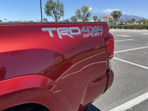 Used 2017 Toyota Tacoma TRD Sport AWD/4WD image 21