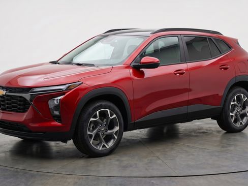 Used 2025 Chevrolet Trax LT image 3