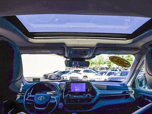 Certified 2023 Toyota Highlander XLE image 18