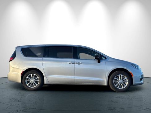 New 2026 Chrysler Pacifica Select image 3