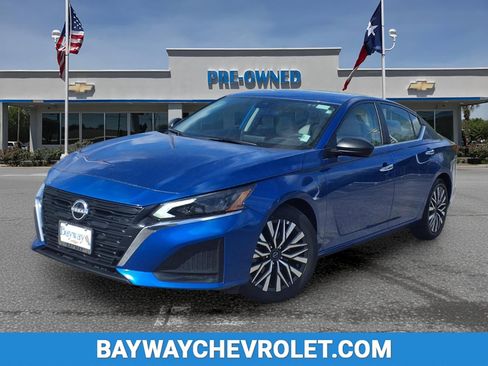 Used 2025 Nissan Altima 2.5 SV image 1