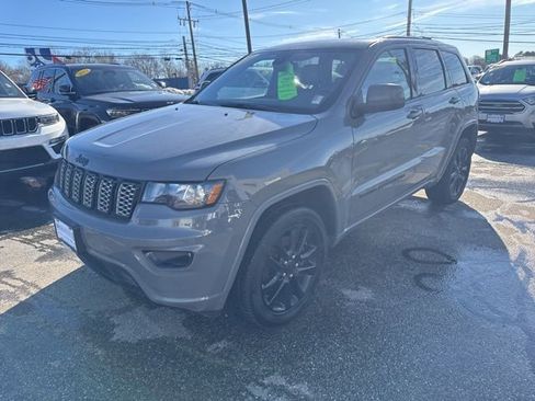 Certified 2022 Jeep Grand Cherokee Laredo X AWD/4WD image 3