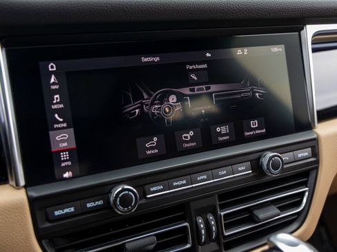 Used 2020 Porsche Macan image 34