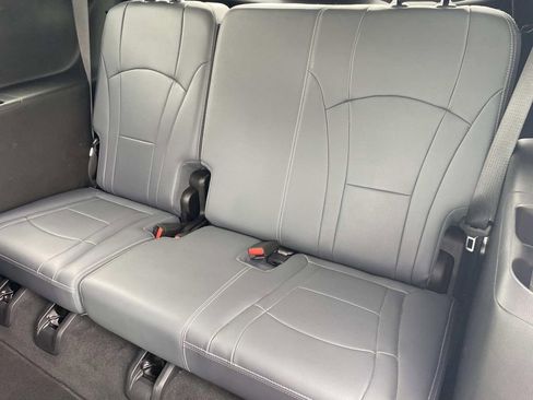 Used 2022 Buick Enclave Essence w/ Sport Touring Edition image 12