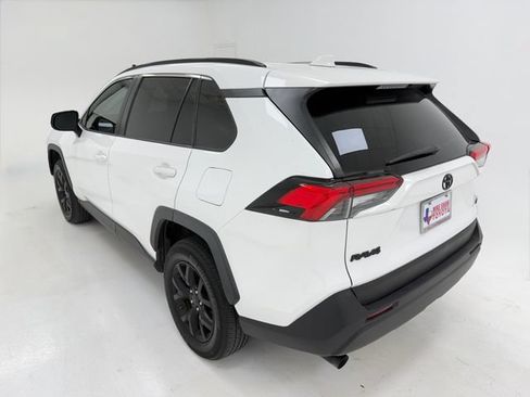 Used 2021 Toyota RAV4 LE FWD image 18