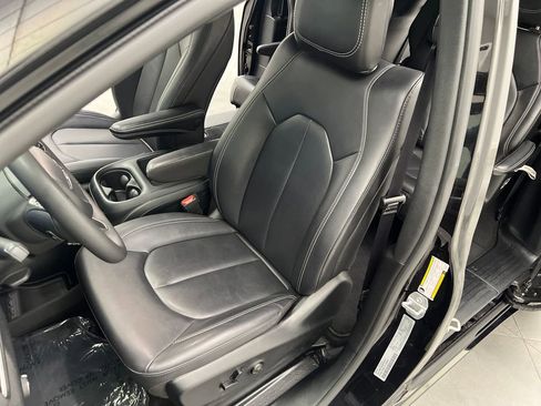 Used 2025 Chrysler Pacifica Select FWD image 9