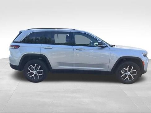 Used 2025 Jeep Grand Cherokee Limited AWD/4WD image 5