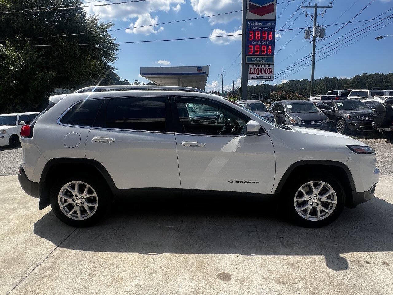 Used 2017 Jeep Cherokee Latitude w/ Comfort & Sound Group FWD image 7