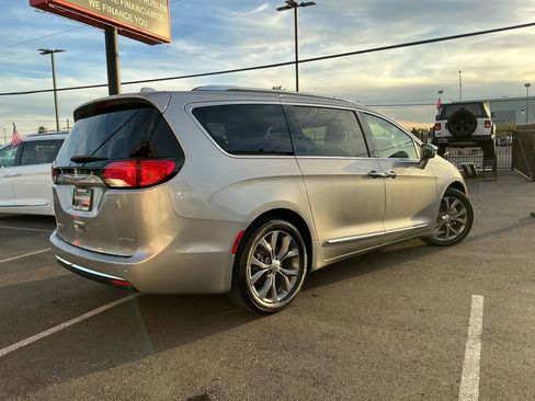 Used 2018 Chrysler Pacifica Limited w/ Tire & Wheel Group image 4
