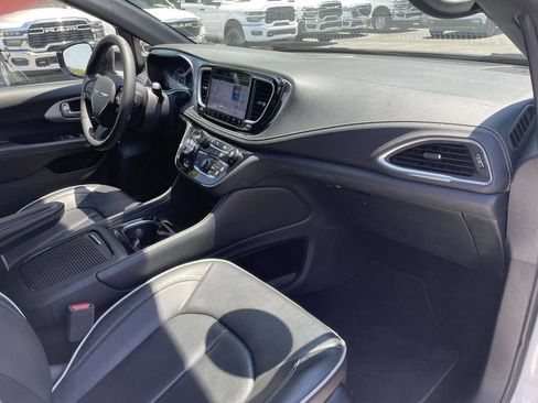 Used 2025 Chrysler Pacifica Limited FWD image 14