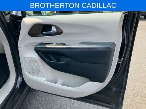 Used 2018 Chrysler Pacifica L FWD image 10
