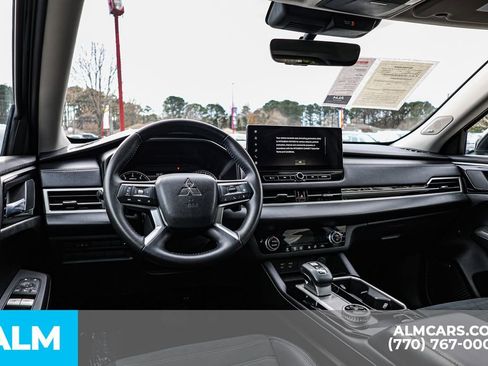 Used 2025 Mitsubishi Outlander SE image 31