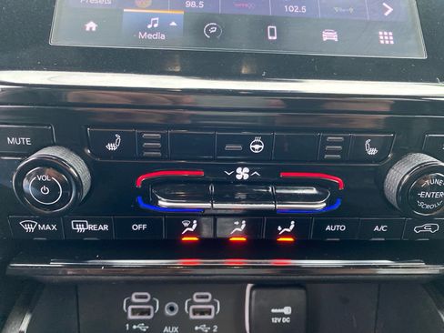 Used 2023 Jeep Grand Cherokee L Laredo image 14