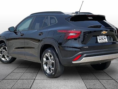 Used 2025 Chevrolet Trax LT FWD image 12