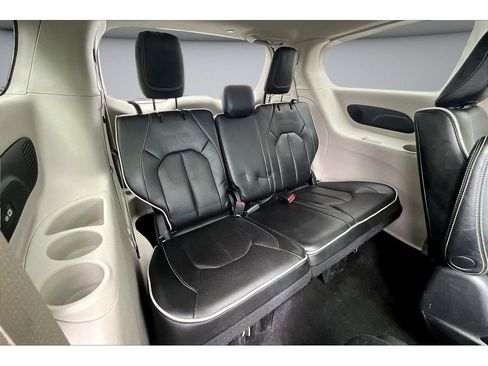 Used 2023 Chrysler Pacifica Limited FWD image 32