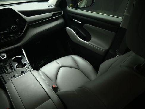 Used 2023 Toyota Highlander XLE FWD image 46