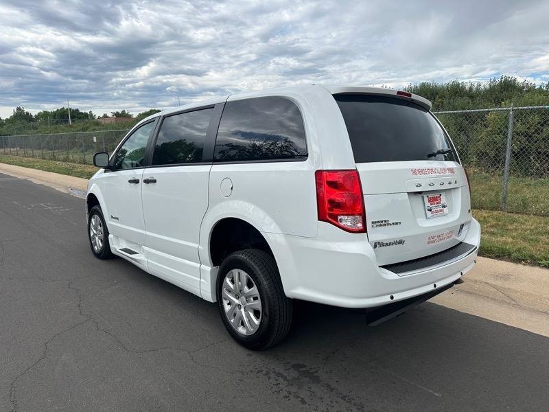 Used 2019 Dodge Grand Caravan SE FWD image 4