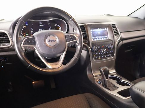 Used 2021 Jeep Grand Cherokee Laredo image 2