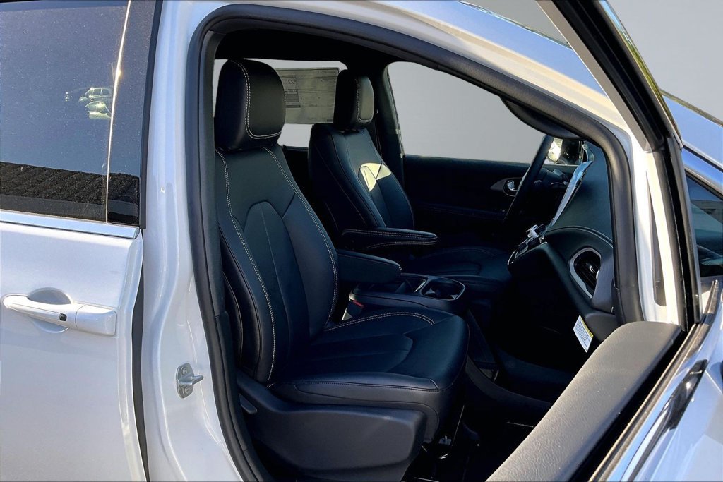 New 2027 Chrysler Pacifica Select FWD image 16