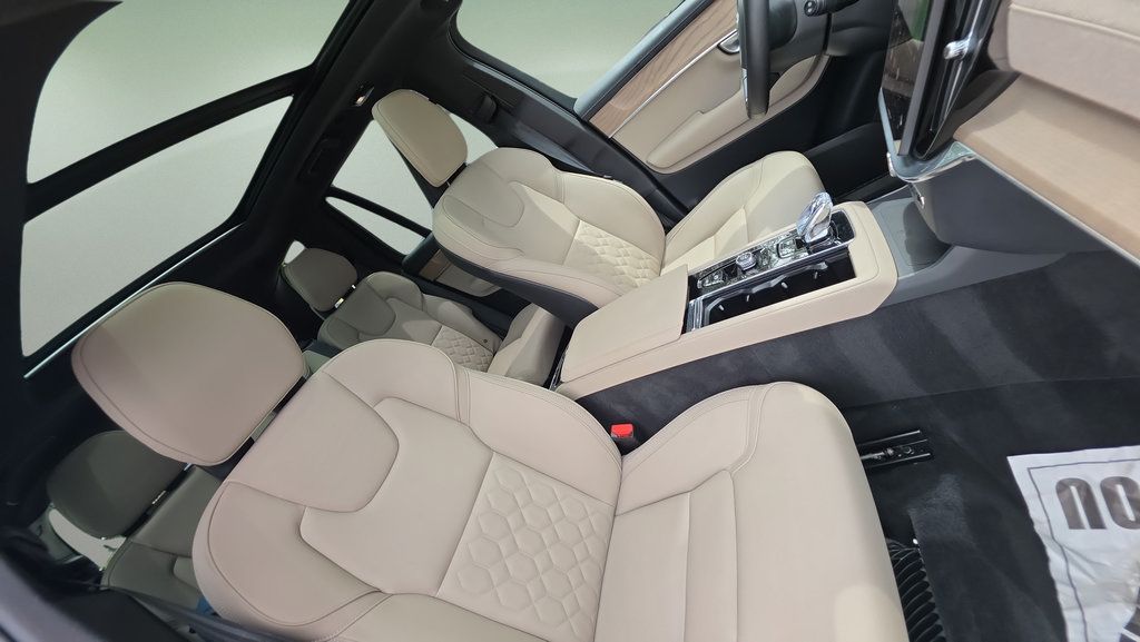 Used 2025 Volvo XC90 B6 Plus AWD/4WD image 14