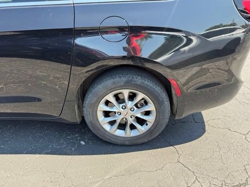 Used 2023 Chrysler Pacifica Touring-L w/ Uconnect Theater Family Group AWD/4WD image 15
