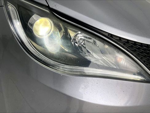 Used 2018 Chrysler Pacifica Limited image 35