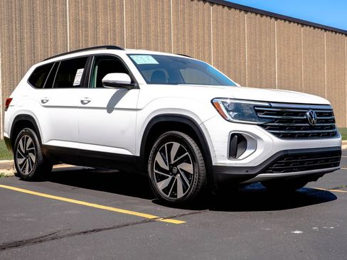 Used 2024 Volkswagen Atlas SE AWD/4WD image 2
