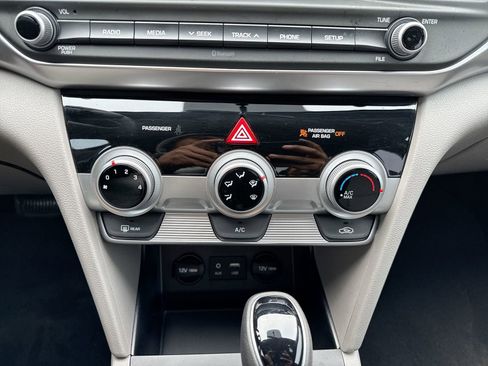 Used 2019 Hyundai Elantra SE image 19